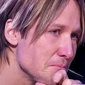 FANS RALLY AROUND KEITH URBAN AFTER HE ASKS THEM TO PRAY FOR HIM. 450810279_405526249162273_6184860934897902452_n-526×400-1